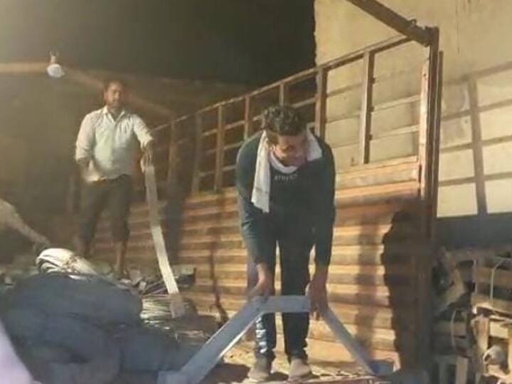 बुलंदशहरः चोरी से बाजार में बेचा जा रहा था सरकारी स्कीम का सामान, छापेमारी में हुआ खुलासा Government Scheme Products black marketing busted in Bulandhshahr in Uttar pradesh ANN बुलंदशहरः चोरी से बाजार में बेचा जा रहा था सरकारी स्कीम का सामान, छापेमारी में हुआ खुलासा