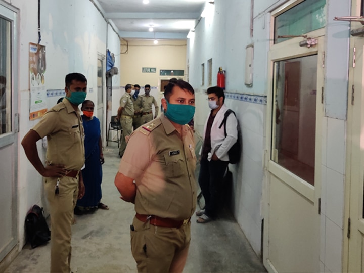 10 Students caught cheating during MBBS Exam in Ambedkar University in Agra ANN  आगराः मेडिकल परीक्षा में ब्लूटुथ के जरिए नकल कर रहे थे 10 छात्र, पुलिस को गैंग का शक