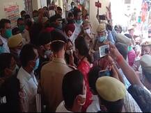 केंद्रीय मंत्री स्मृति ईरानी की बैठक में देर से पहुंचे DM-SP, सोशल डिस्टेंसिंग की भी उड़ी धज्जियां