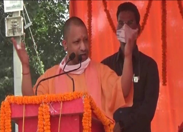 Bihar Polls: योगी आदित्यनाथ ने विपक्ष पर साधा निशाना, कहा- इन्होंने तो जानवरों का चारा भी नहीं बख्शा Bihar Polls: Yogi Adityanath targeted the opposition, said - he did not even spare the feed of animals ann Bihar Polls: योगी आदित्यनाथ ने विपक्ष पर साधा निशाना, कहा- इन्होंने तो जानवरों का चारा भी नहीं बख्शा