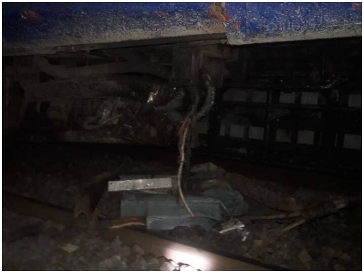 गोरखपुर-कोलकाता स्पेशल ट्रेन के दो डिब्बे पटरी से उतरे, कोई हताहत नहीं Two coaches of Gorakhpur-Kolkata special train derailed no casualties गोरखपुर-कोलकाता स्पेशल ट्रेन के दो डिब्बे पटरी से उतरे, कोई हताहत नहीं