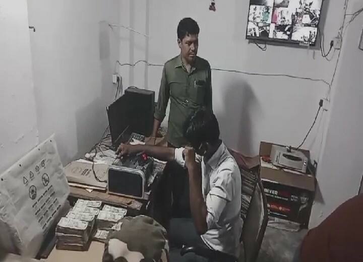 बिहार: वाहन चेकिंग के दौरान 67 लाख रुपये बरामद, जांच में जुटी पुलिस Bihar: Rs 67 lakh recovered during vehicle checking, police also arrested two persons ann बिहार: वाहन चेकिंग के दौरान 67 लाख रुपये बरामद, जांच में जुटी पुलिस