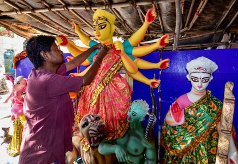 Durga Puja 2020 Photos: कोरोना के बीच धूम धाम से हो रहा है दुर्गा पूजा का आयोजन, देखिए शानदार तस्वीरें