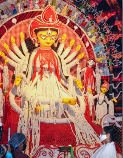 Durga Puja 2020 Photos: कोरोना के बीच धूम धाम से हो रहा है दुर्गा पूजा का आयोजन, देखिए शानदार तस्वीरें