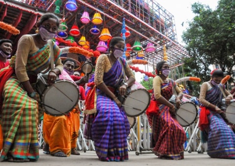 Durga Puja 2020 Photos: कोरोना के बीच धूम धाम से हो रहा है दुर्गा पूजा का आयोजन, देखिए शानदार तस्वीरें