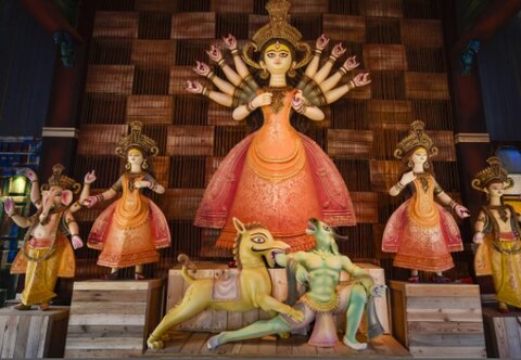 Durga Puja 2020 Photos: कोरोना के बीच धूम धाम से हो रहा है दुर्गा पूजा का आयोजन, देखिए शानदार तस्वीरें