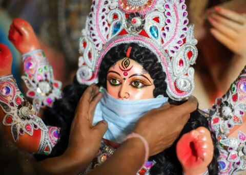Durga Puja 2020 Photos: कोरोना के बीच धूम धाम से हो रहा है दुर्गा पूजा का आयोजन, देखिए शानदार तस्वीरें
