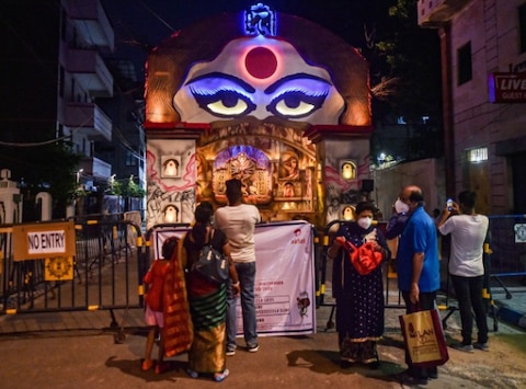 Durga Puja 2020 Photos: कोरोना के बीच धूम धाम से हो रहा है दुर्गा पूजा का आयोजन, देखिए शानदार तस्वीरें