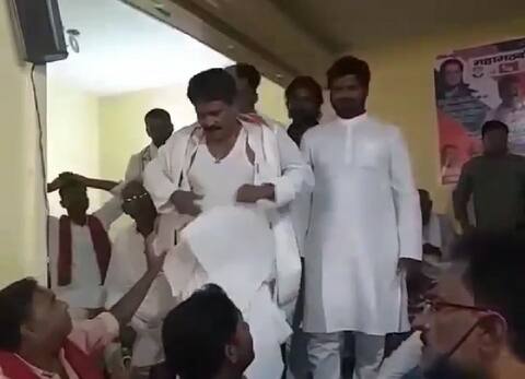 Bihar Election: कांग्रेस उम्मीदवार ने कार्यक्रम के दौरान फाड़ा अपना कुर्ता, कहा- इस काम के पूरा होने तक नहीं पहनूंगा कुर्ता Bihar Election: कांग्रेस उम्मीदवार ने कार्यक्रम के दौरान फाड़ा अपना कुर्ता, कहा- इस काम के पूरा होने तक नहीं पहनूंगा कुर्ता