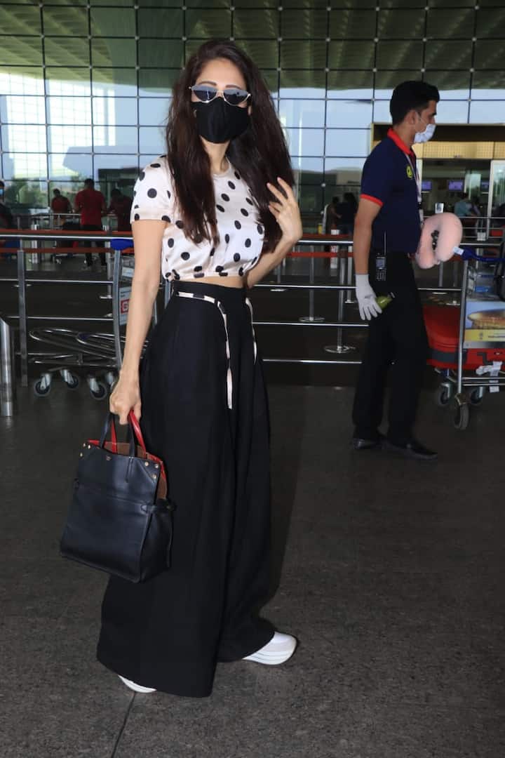 एक टीचर के किरदार में वह काफी खूबसूरत और सिंपल गर्ल दिख रही हैं, जो आपका दिल जीत लेगी. इस फिल्म में वह जितनी देसी दिखाई दे रही हैं, रियल लाइफ में वो उतनी ही ग्लैमरस और बोल्ड हैं. 