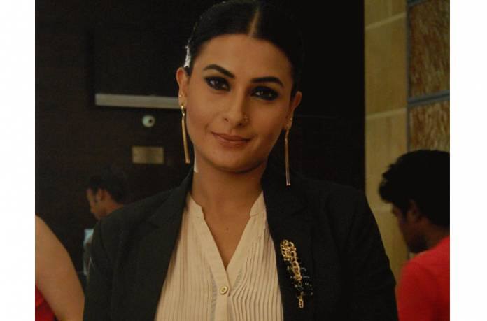 वहीं, गौहर के खिलाफ ऐसे अपशब्दों का इस्तेमाल गौहर के फैन्स को बिलकुल रास नहीं आ रहा है. उन्होंने सोशल मीडिया पर जमकर पवित्रा पुनिया को ट्रोल किया. घर से बाहर आने के बाद जब गौहर को पवित्रा की सच्चाई पता चली और उन्होंने पवित्रा की गाली देते हुए क्लिप देखी तो वो खुद को इसपर रिएक्शन देने से रोक नहीं पाईं.