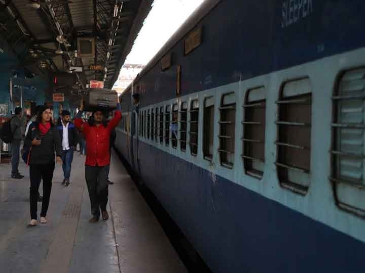 Railway selling 10 rupees platform tickets in the name of Corona for 50 rupees ANN Platform Ticket Price Hike: कोरोना के नाम पर 10 रुपये का प्लेटफार्म टिकट 50 में बेच रहा है रेलवे