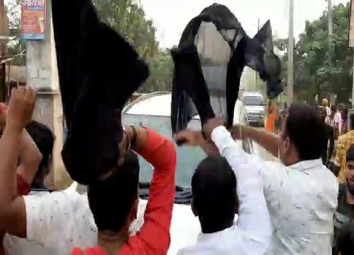 Bihar Polls: Villagers attack on Union Minister RK Singh's convoy, black flag shown to Minister ann Bihar Polls: केंद्रीय मंत्री आरके सिंह के काफिले पर ग्रामीणों ने बोला हमला, मंत्री जी को दिखाया काला झंडा