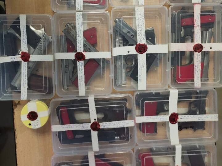 त्यौहारों के मौसम में दिल्ली में हथियारों की खेप के साथ शख्स गिरफ्तार, 21 पिस्तौल बरामद