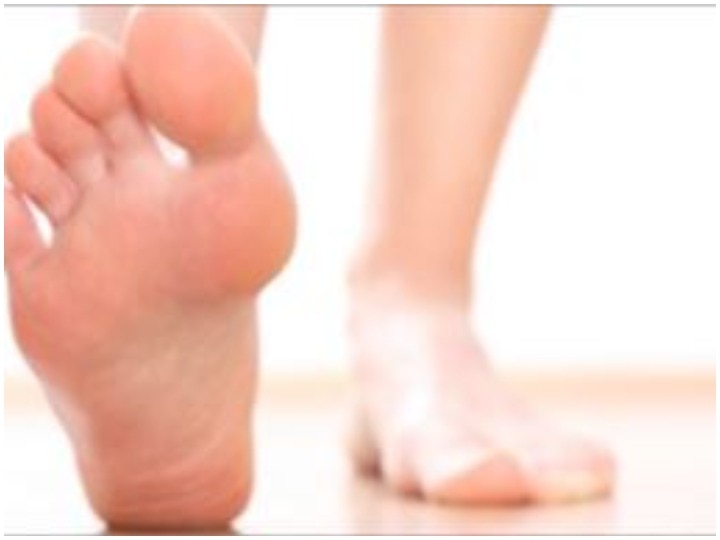 Health Tips Effective home remedies to treat cracked heels and get back beautiful feet क्रेक हील्‍स को जल्‍दी ठीक कर आराम दिलाएंगे ये घरेलू उपचार, पाएं सुंदर और मुलायम पैर