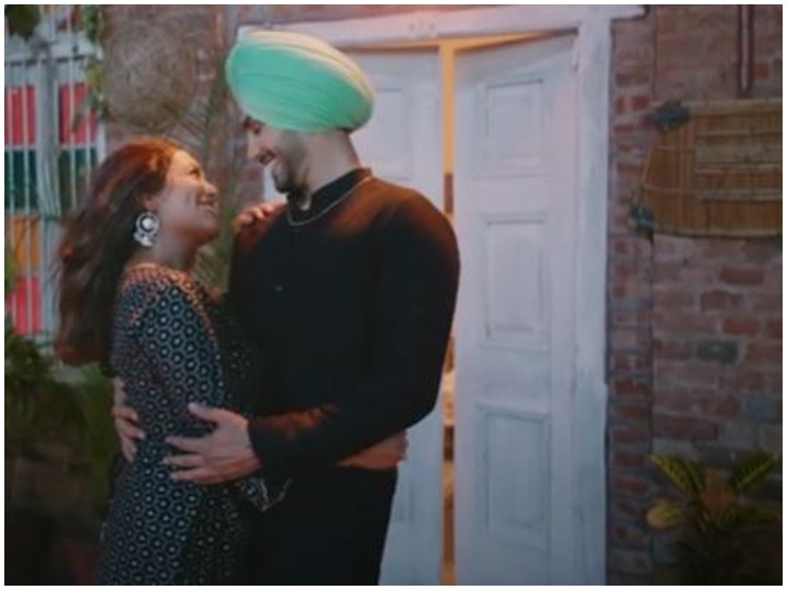 Neha Kakkar shares romantic photo with hubby rohanpreet enjoy her honeymoon very much Neha Kakkar ने शेयर की हनीमून की फोटो, पति पर प्यार लुटाती आईं नज़र