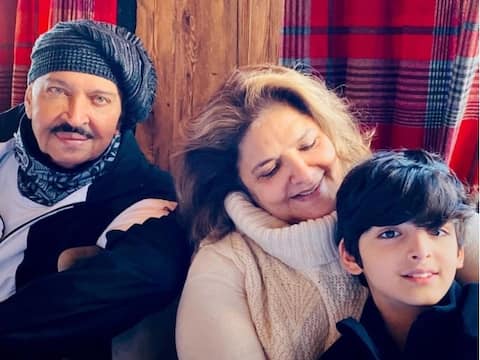 रितिक रोशन की मां पिंकी रोशन हुईं कोरोना संक्रमित रितिक रोशन की मां पिंकी रोशन हुईं कोरोना संक्रमित