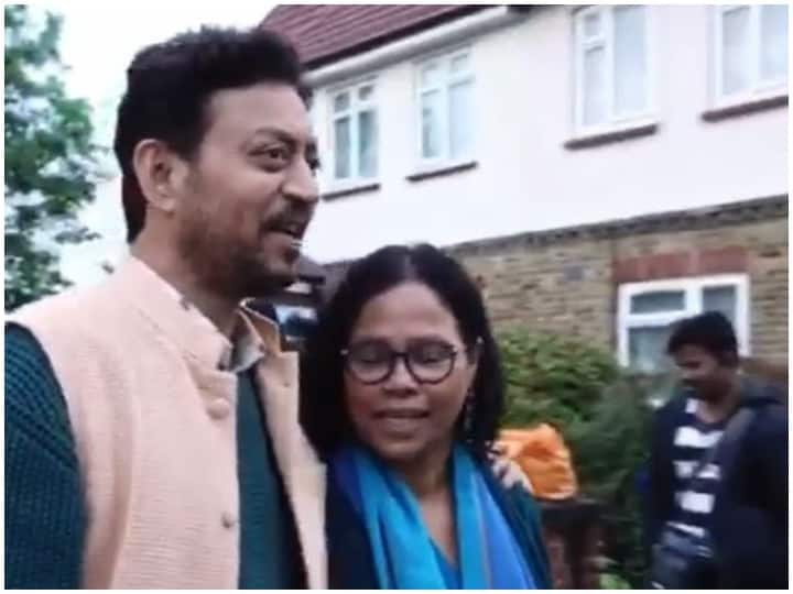 Throwback video of Irrfan Khan and Sutapa Sikdar surfaced, viral on social media पत्नी सुतापा संग 'मेरा साया साथ होगा' गाते इरफान खान का वीडियो आया सामने, बेटे बाबिल ने की शेयर