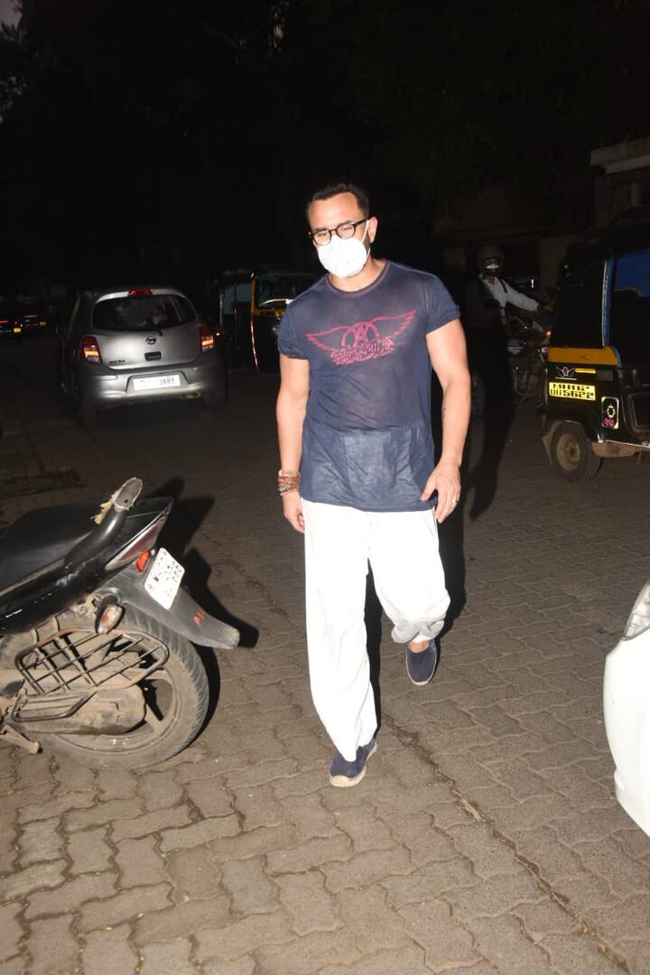 वहीं करीना के पति सैफ अली खान को भी मास्क पहने मुंबई की सड़क पर स्पॉट किया गया. (तस्वीर: मानव मंगलानी)