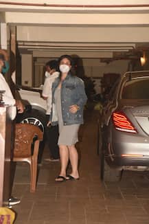 IN PICS: देर रात इस अंदाज़ में नज़र आईं करीना कपूर, तैमूर और सैफ भी हुए कैमरे में कैद