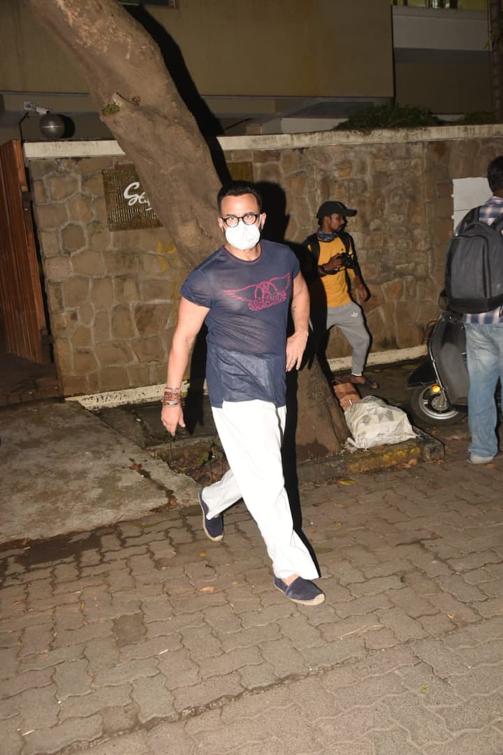 इस दौरान सैफ अली खान व्हाइट पजामा और ब्लू टी शर्ट में काफी हैंडसम लग रहे थे. (तस्वीर: मानव मंगलानी)