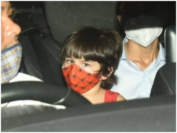 वहीं हमेशा सुर्खियां बटोरने वाले स्टार किड्स में से एक तैमूर अली खान को भी कैमरे में कैद किया गया. तैमूर लाल रंग का मास्क पहने नजर आए. (तस्वीर: मानव मंगलानी)