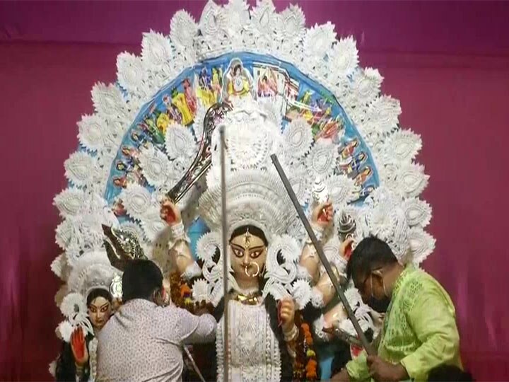 People follows social distancing norms during Shasthi puja in lucknow  लखनऊ में कल षष्ठी पूजा के दौरान लोगों ने सोशल डिस्टेंसिंग के साथ किए मां के दर्शन, प्रयागराज में यूपी सरकार के प्रवक्ता ने जताई ये उम्मीद