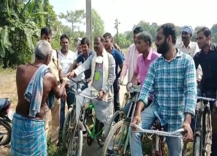 Bihar Election: जनता को रिझाने के लिए इस अंदाज में चुनाव प्रचार कर रहे RJD नेता, क्षेत्र में हो रही है चर्चा