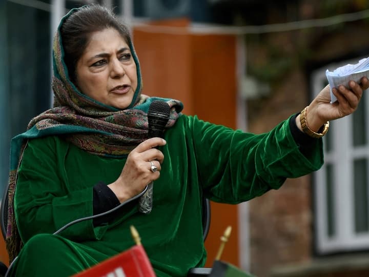 तिरंगे वाले बयान पर घिरीं महबूबा मुफ्ती, जम्मू-पुलिस में शिकायत दर्ज, उठी FIR की मांग