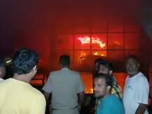 मेरठः कैरम बोर्ड के कारखाने में भीषण आग, धमाके में फटे अंदर रखे सिलेंडर