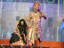 रामलीला में अंगद बने मनोज तिवारी ने स्टेज पर बोला अंग्रेजी में डायलॉग, अब हो रहे हैं ट्रोल