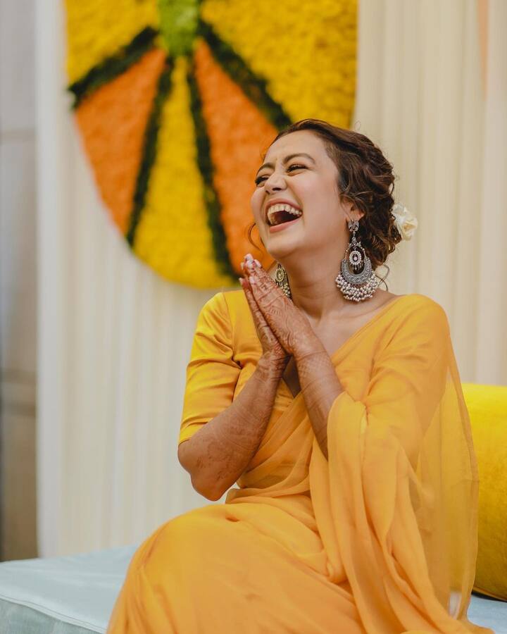 रोहनप्रीत और नेहा इस हफ्तें के अंत में दिल्ली में शादी करने वाले हैं. शुक्रवार को उनकी हल्दी सेरेमनी थी, जिसकी तल्वीरें सोशल मीडिया पर वायरल हो रही हैं. उनके कुछ फैनपेज ने भी ये तस्वीरें शेयर की हैं.