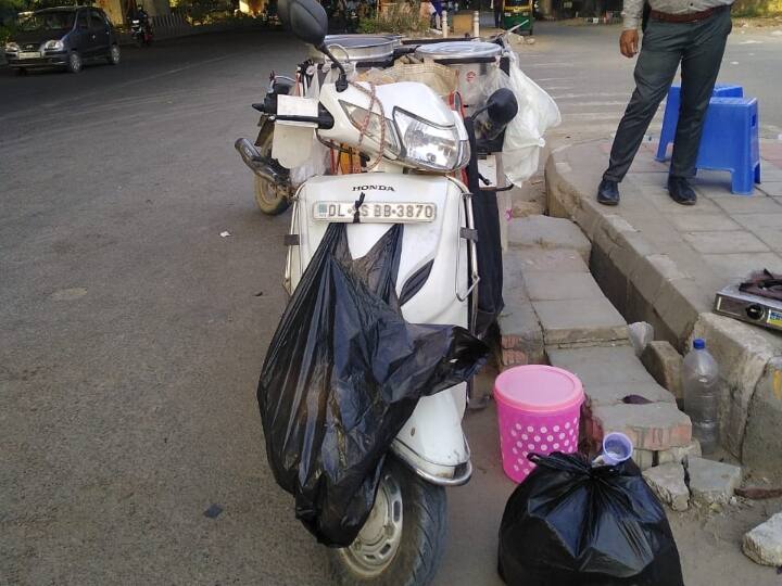 दिल्ली: लॉकडाउन में गई नौकरी तो शुरू किया नया काम, स्कूटी पर खोल लिया 'ढाबा