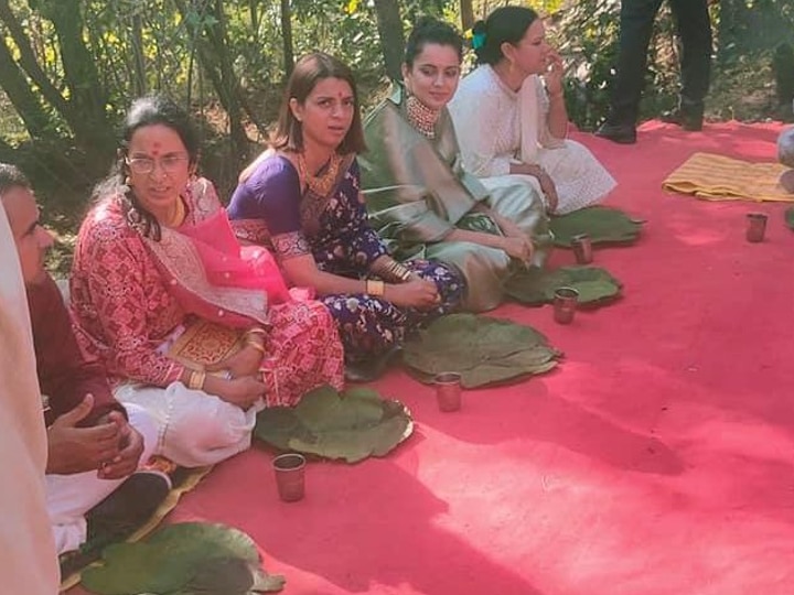 kangana ranaut attend brother marriage in manali, photos-video viral on social media भाई की शादी में कंगना ने कभी जमीन पर बैठकर पत्तल में खाया खाना तो कभी जमकर किया डांस