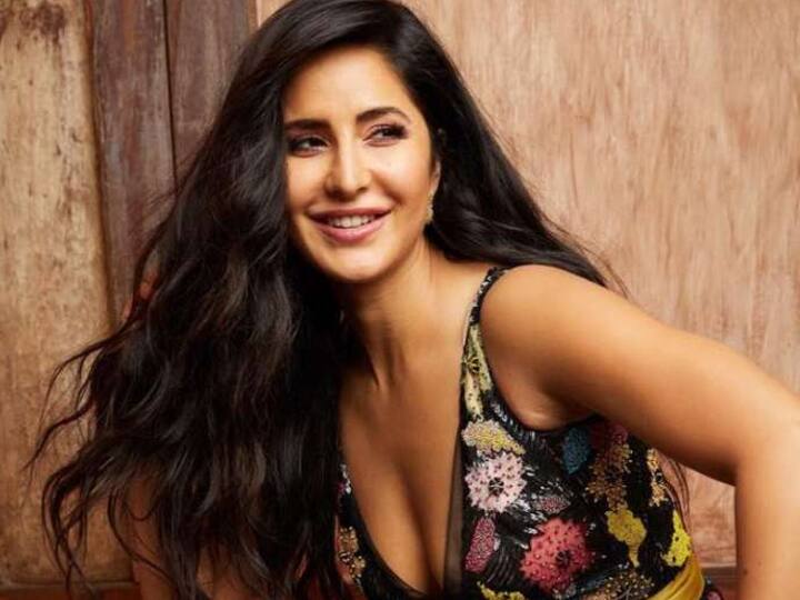 लॉकडाउन के कारण जिम बंद थे लेकिन कैटरीना कैफ तब भी नहीं रूकी. कैटरीना ने अपने घर की छत पर वर्कआउट करना शुरु कर दिया था और आज भी कैटरीना अपने घर की छत पर वर्कआउट करती दिख जाती हैं. कैटरीना कैफ ने एक बार फिर से अपने वर्कआउट का एक वीडियो शेयर किया है, जो सोशल मीडिया पर खूब वायरल हो रहा है. कैटरीना कैफ की इस वीडियो पर खूब रिएक्शन भी आ रहे हैं.