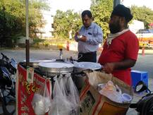 दिल्ली: लॉकडाउन में गई नौकरी तो शुरू किया नया काम, स्कूटी पर खोल लिया 'ढाबा'