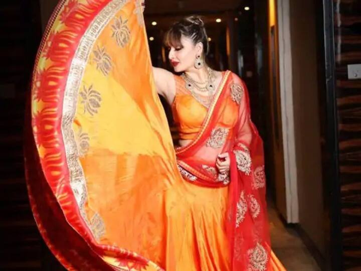 उर्वशी ढोलकिया - हाल ही में कोरोना वायरस को मात देकर वापस आईं टीवी कलाकार उर्वशी ढोलकिया पर भी नवरात्रि की मस्ती छाई हुई है. उर्वशी ने सोशल मीडिया पर अपना एक फोटो शेयर किया है इसमें आप उर्वशी के चेहरे की ख़ुशी को देखकर अंदाजा लगा सकते हैं कि उन्हें नवरात्रि का कितना एक्साइटमेंट है.