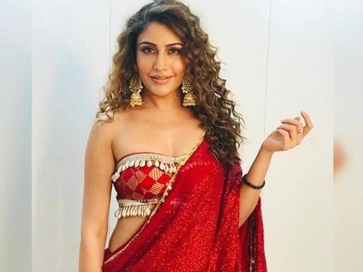 सुरभि चंदना - नवरात्रि में जहां रश्मि देसाई और उर्वशी ढोलकिया ट्रेडिशनल लुक में नज़र आईं, वहीं सुरभि चंदना का अंदाज़ कुछ अनूठा था. सुरभि ने नवरात्रि के त्यौहार में ग्लैमर का तड़का लगा दिया है. सोशल मीडिया पर सुरभि की ग्लैमरस तस्वीरें काफी वायरल हैं. 