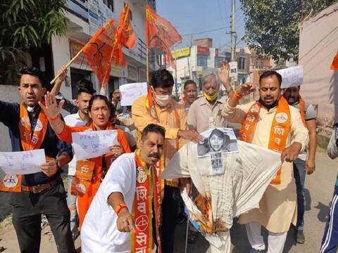 जम्मू: शिवसेना का महबूबा मुफ्ती के खिलाफ प्रदर्शन, बीजेपी को भी लिया आड़े हाथ जम्मू: शिवसेना का महबूबा मुफ्ती के खिलाफ प्रदर्शन, बीजेपी को भी लिया आड़े हाथ