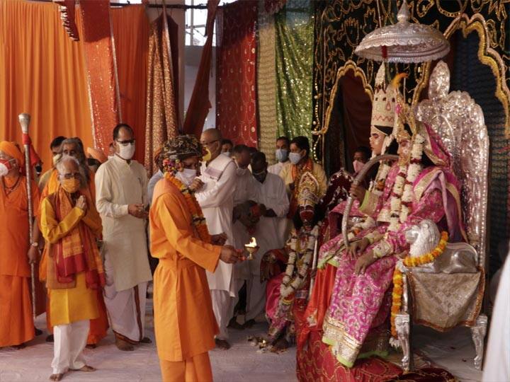 CM Yogi Adityanath participate in Vijayadashami Programme ann गोरखपुर: वैश्विक महामारी में सादगी के साथ निकली शोभायात्रा, महंत योगी आदित्‍यनाथ ने किया भगवान श्रीराम का राजतिलक