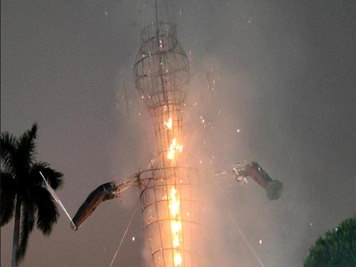 Ravan effigy burn with eco friendly crackers in Ayodhya ann अयोध्या: इको फ्रेंडली पटाखों से हुआ रावण का दहन, दिल्ली में विशेष रूप से बनवाया गया था