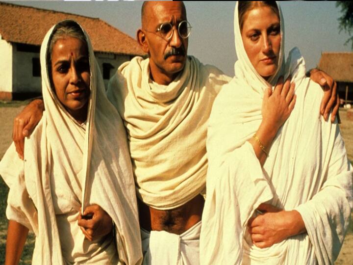 हॉलीवुड फ़िल्में बेहतरीन स्टोरी लाइन, शानदार सीन्स और दमदार अभिनय के लिए जानी जाती हैं. अक्सर आपने हॉलीवुड फ़िल्में ऐसे यूनीक सब्जेक्ट्स पर देखी होंगी जिन्हें देख दर्शकों पर एक जादू सा छा जाए. इन सबके साथ ही हॉलीवुड में ऐसी फ़िल्में भी बनी हैं जिनमें हमारे देश भारत की महक आती है. इन फिल्मों में ना सिर्फ भारत दिखाया गया है बल्कि इनकी अधिकांश शूटिंग भी यहीं हुई है. 