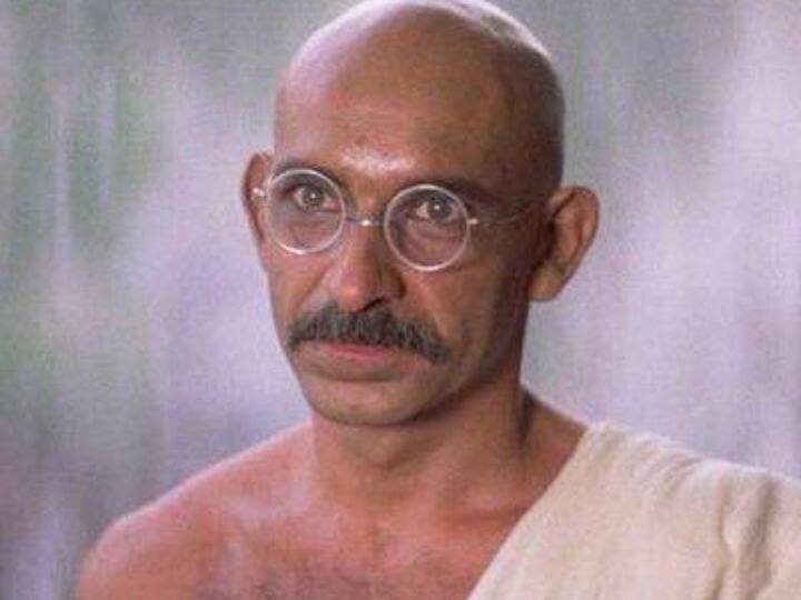गांधी - सन 1983 में आई यह फिल्म एक तरह से गांधी जी की बायोपिक थी. फिल्म में गांधी जी के जीवन को दर्शाया गया है. इस फिल्म को हॉलीवुड डायरेक्टर रिचर्ड एटनबर्ग ने डायरेक्ट किया था और फिल्म में गांधी की भूमिका बेन किंग्सले ने निभाई थी. किंग्सले को इस फिल्म में बेस्ट एक्टिंग के लिए ऑस्कर अवार्ड भी मिला था. 