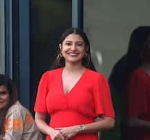 स्टेडियम में मौजूद Anushka sharma ने रेड ड्रेस में किया बेबी बंप फ्लॉन्ट, पति की टीम को चीयर करने पहुंची थीं अभिनेत्री