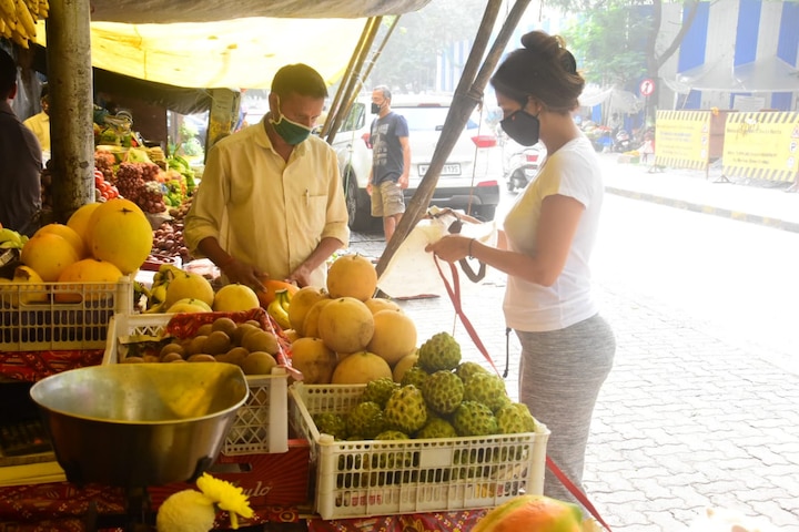 Malaika Arora Spotted Buying Fruits From Vendors This Thime Even Casual  Look Is Fiercy | Spotted: ठेले से फल खरीदते स्पॉट हुईं मलाइका अरोड़ा, सामने  आईं ये तस्वीरें