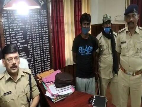 बिहार: चुनावी सरगर्मी के बीच जिंदा बम लेकर जा रहे शख्स को पुलिस ने किया गिरफ्तार बिहार: चुनावी सरगर्मी के बीच जिंदा बम लेकर जा रहे शख्स को पुलिस ने किया गिरफ्तार