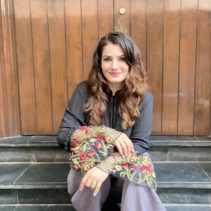 रवीना टंडन ने शादी से पहले सिंगल मदर बनीं. उन्होंने दो बेटियों को गोद लिया. बाद में उन्होंने फिल्म डिस्ट्रीब्यूटर अनिल थठानी से शादी की. शादी के बाद उनके एक बेटा और एक बेटी हुई.