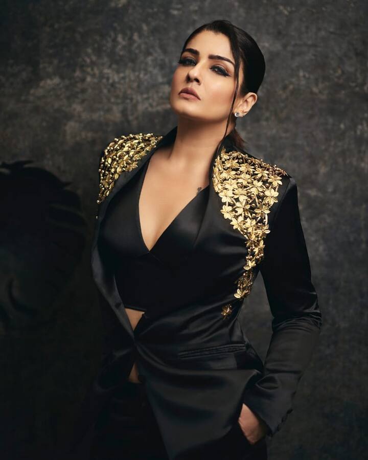 रवीना टंडन सुपरस्टार यश स्टारर 'केजीएफ चैप्टर 2' में नजर आएंगी. आखिरी बार वह साल 2017 में आई फिल्म 'मातृ' में नजर आई थीं. इसमें वह लीड रोल में थी. फिल्म में उनकी परफॉर्मेंस को काफी सराहा गया.