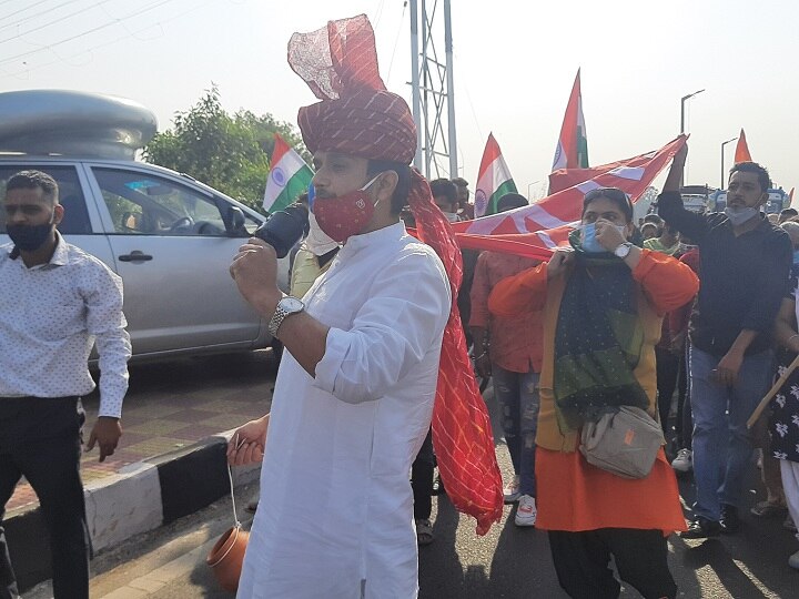 BJP workers burned state flag of jammu expressed outrage over Mehbooba Mufti statement against tricolor ANN महबूबा के बयान पर BJP कार्यकर्ताओं का हंगामा,  प्रदेश का झंडा फूंका, जम्मू में PDP दफ्तर पर फहराया तिरंगा