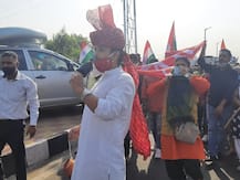 महबूबा के बयान पर BJP कार्यकर्ताओं का हंगामा, प्रदेश का झंडा फूंका, जम्मू में PDP दफ्तर पर फहराया तिरंगा